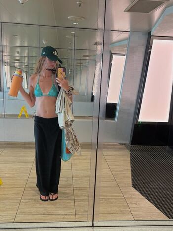 Full leaked Avery shipp page private onlyfans photo