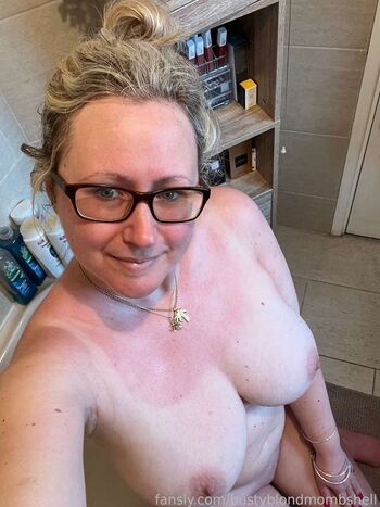 Bustyblondmombshell