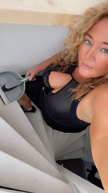 Full leaked Dutchycurves private onlyfans photo