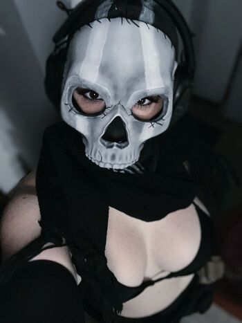 Ezy Summers Cosplay