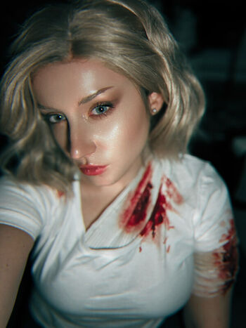 Ezy Summers Cosplay