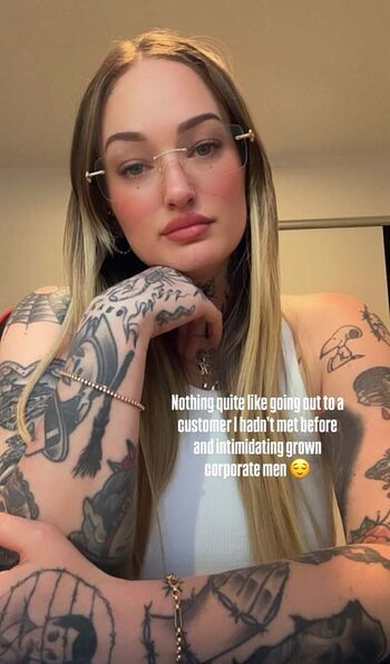 Full leaked Goth queen page private onlyfans photo