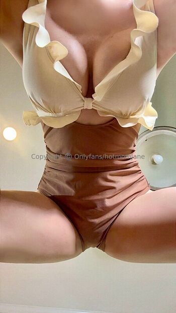 Hotmomjane