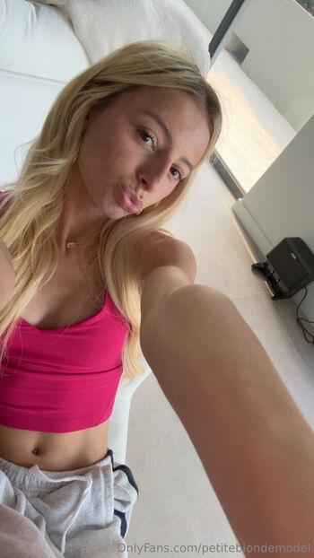 Petiteblondemodel