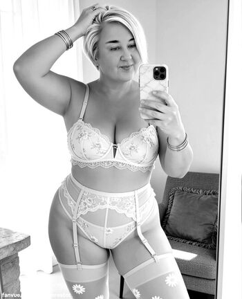 Full leaked Suzieqcreator private onlyfans photo