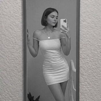 Valeria Flores
