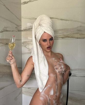Victoria De Angelis